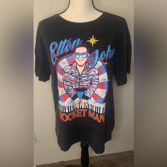 NWT CLOSEOUT PRICE Elton John Rhinestone Rocket Man Tee. Multiple Sizes. Black - Picture 3 of 8